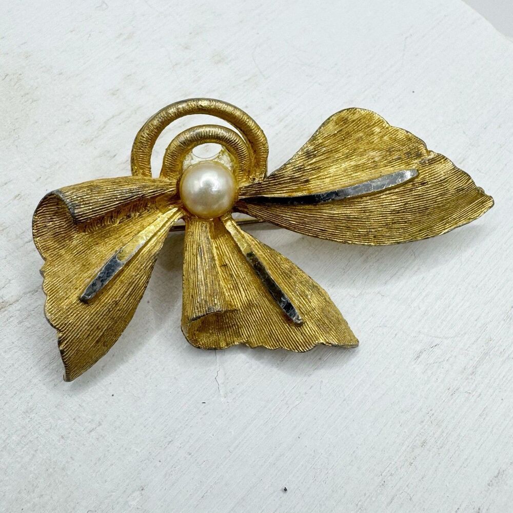 BSK Vintage MCM Textured Gold Tone Pearl Flower Brooch Pin Modernist